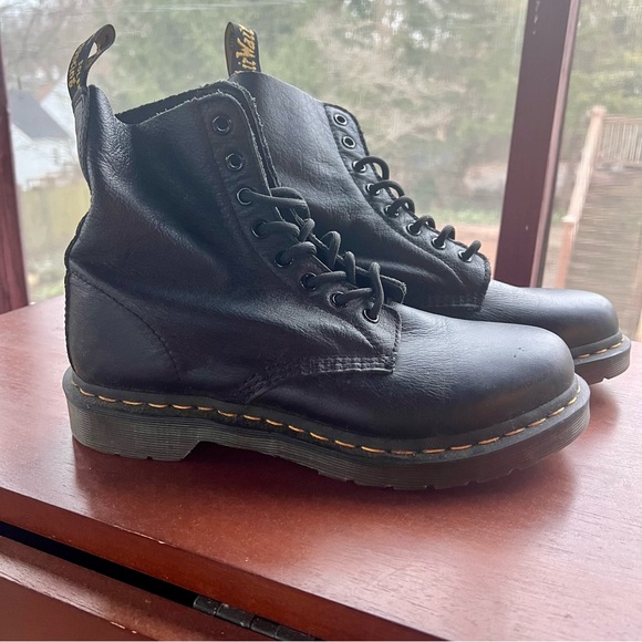 1460 Dr. Martens Women's Virginia Leather Boots in Black - Picture 2 of 6